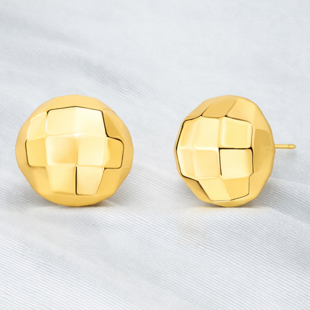 Brinco Botão Facetado em Ouro | Ametís